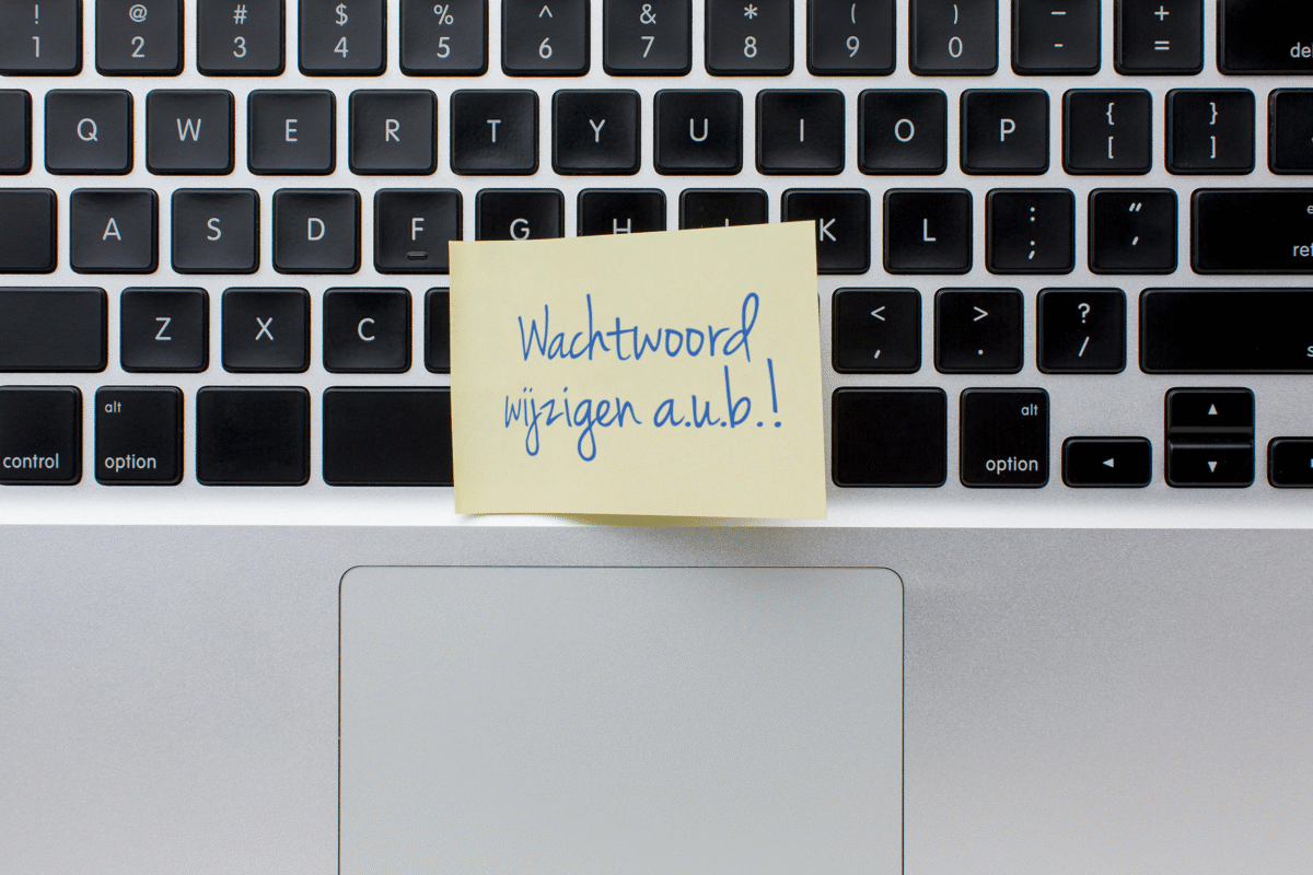 toetsenbord van laptop met daarop post-it note waarop staat: wachtwoord wijzigen a.u.b.!