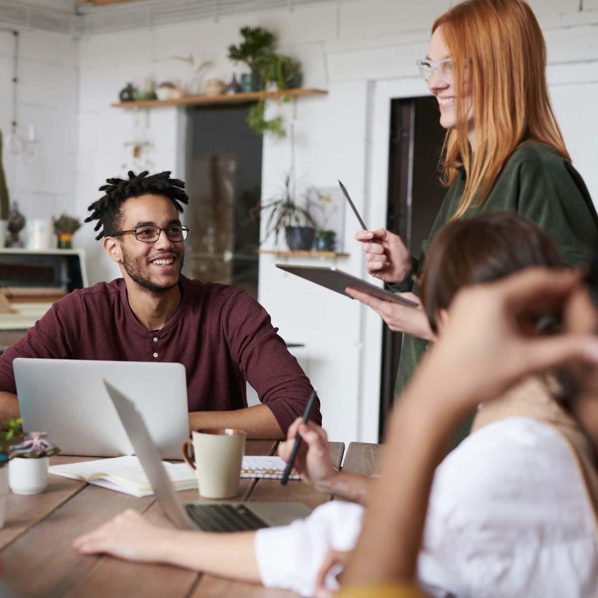 pexels-fauxels-3184312_bv commercieel medewerker binnendienst in overleg met collega's