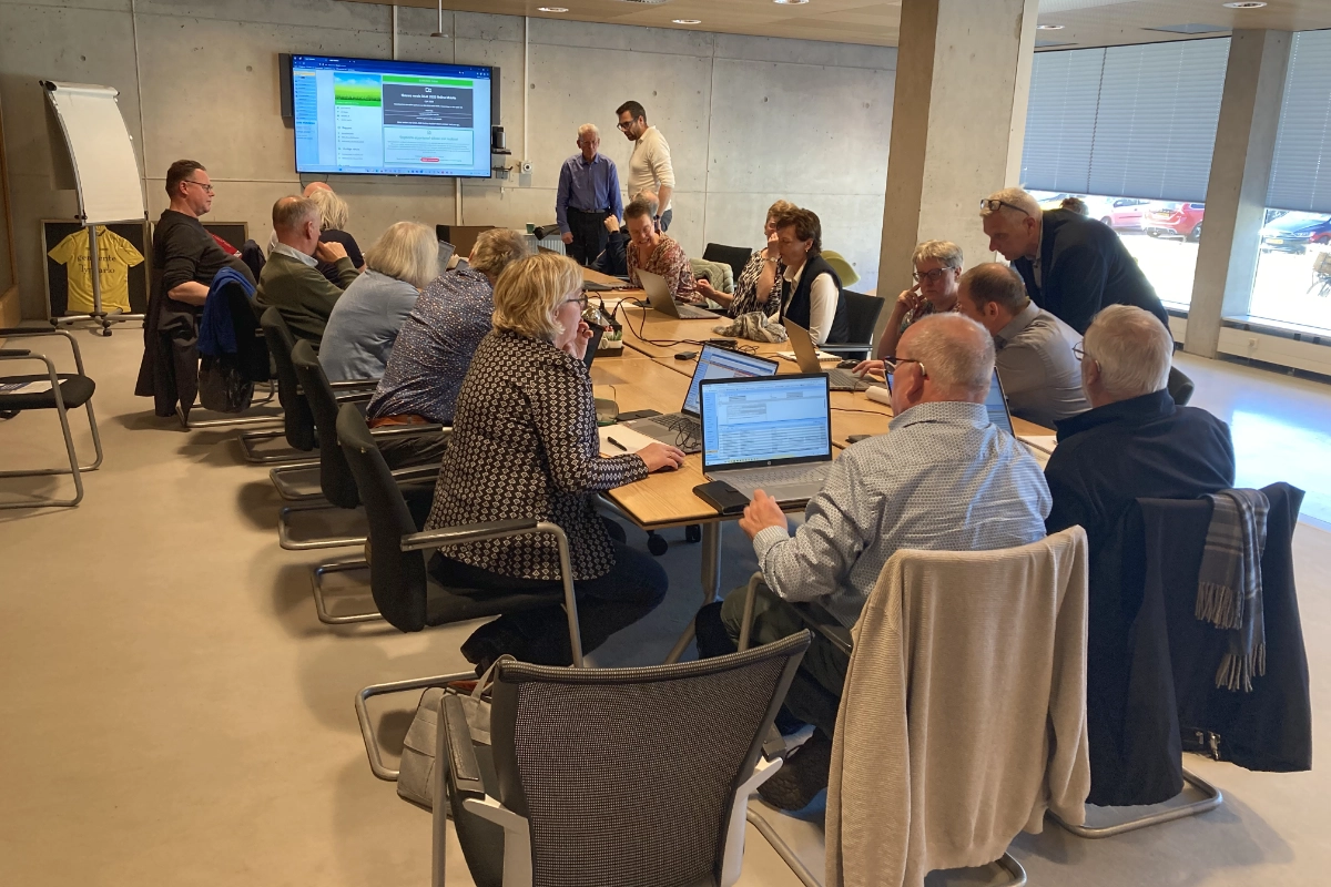 inspiratiesessie begraafplaatsadministratie Tynaarlo 2 Deelnemers aan gebruikerstraining tijdens de inspiratiesessie begraafplaatsadministratie in de trainingsruimte van de gemeente Tynaarloo