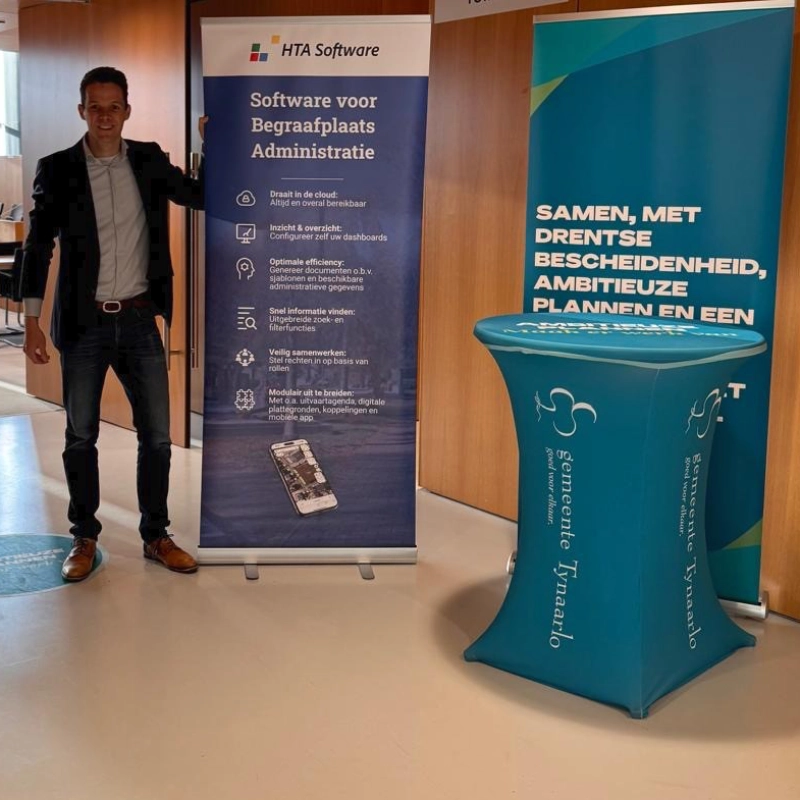inspiratiesessie begraafplaatsadministratie Tynaarlo 3 Accountmanager Ewoud Woudenberg bij de nieuwe banner tijdens de inspiratiesessie begraafplaatsadministratie in de gemeente Tynaarloo