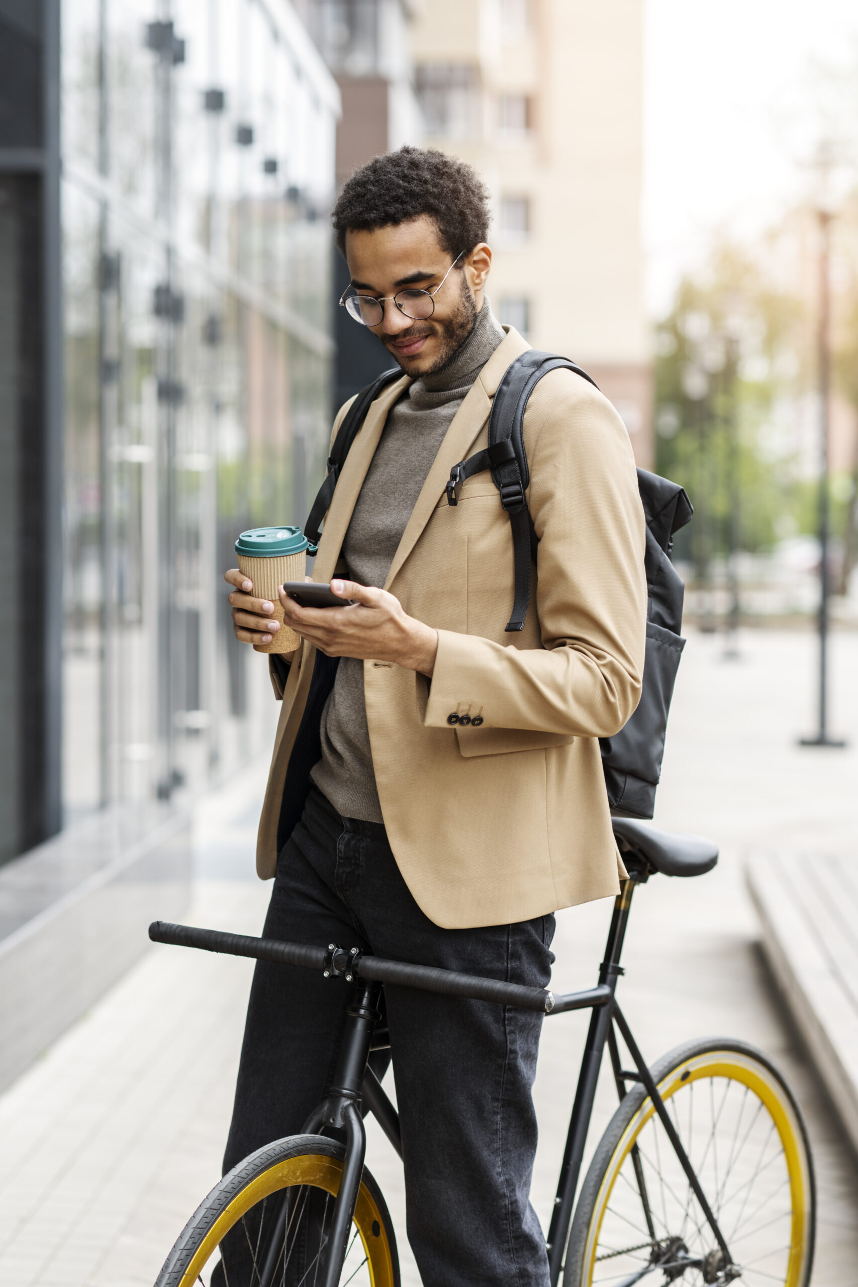 Man controleert mobiele telefoon met herinnering uit afsprakensoftware
