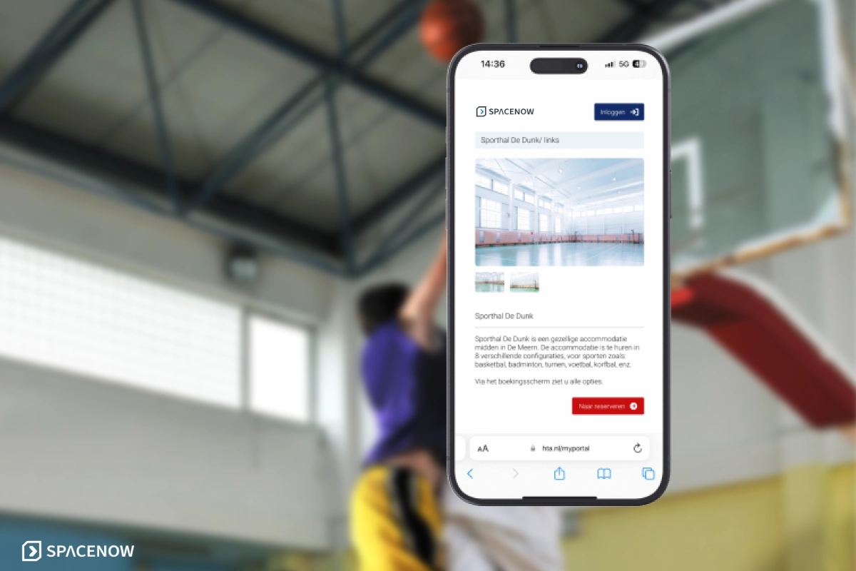 Op de achtergrond: een sportzaal met twee mannelijke basketbalspelers. Op de voorgrond: Een mobiele telefoon met daarop het SpaceNow reserveringssysteem.